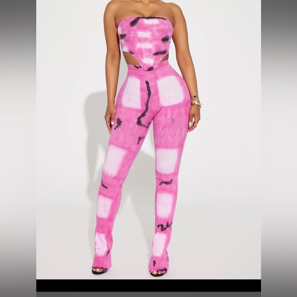 Cropped outfit it’s very stretchy - Picture 1 of 3